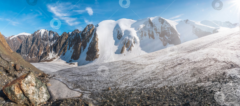Скачать Широкая панорама большого ледника, расположенного высоко в горах, покрытого снегом и льдом. фотосток Ozero