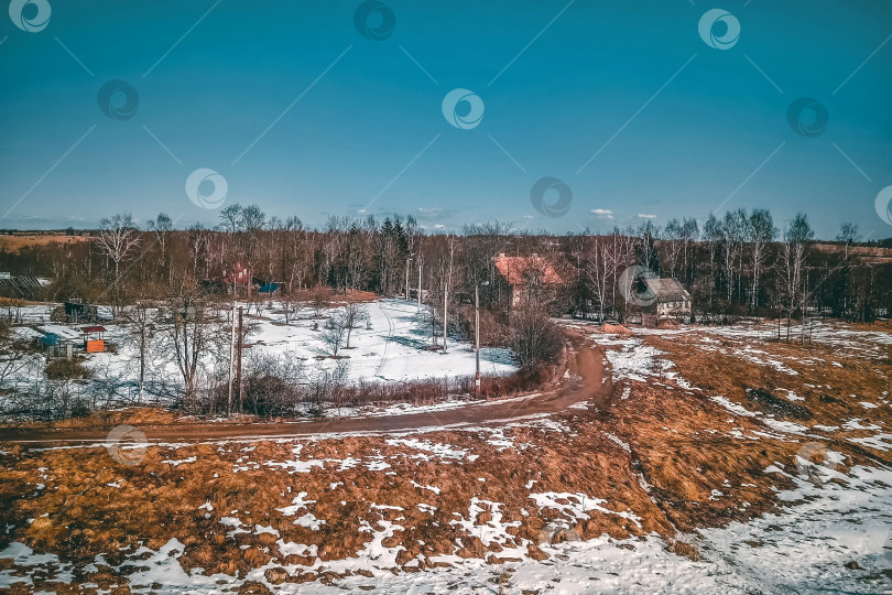 Скачать Русская деревня ранней весной. Деревенский пейзаж с домами фотосток Ozero