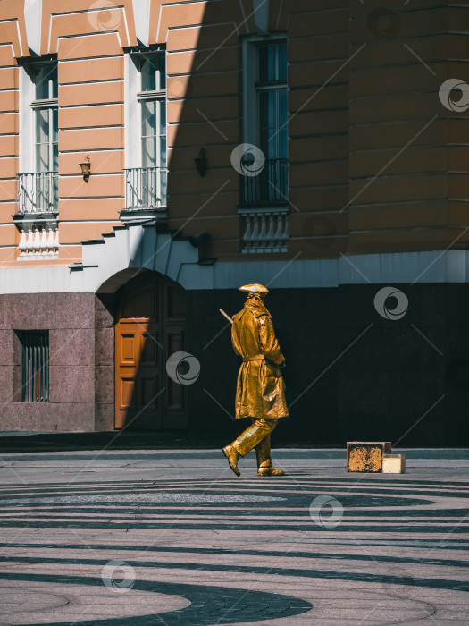 Скачать Художник с золотой росписью на городской улице, живые статуи - развлечение для прохожих. Санкт-Петербург фотосток Ozero