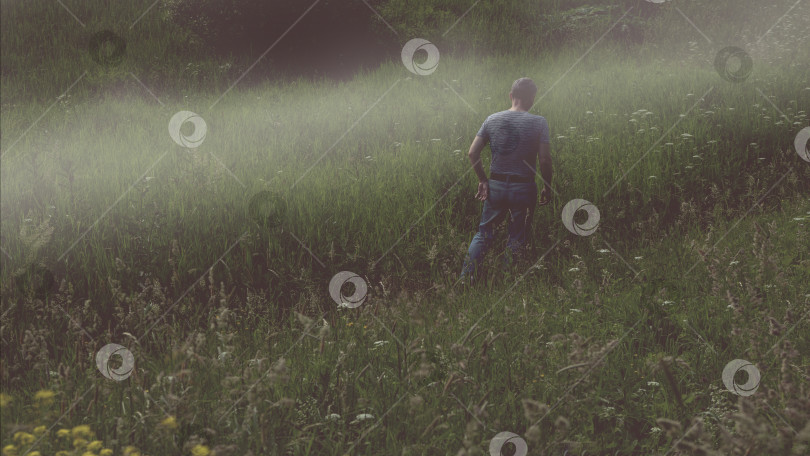 Скачать Одинокая мужская фигура, уходящая летом в туманное поле с темным приглушенным звуком. фотосток Ozero