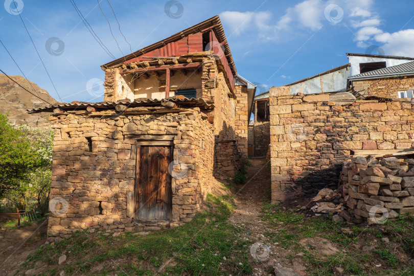 Скачать Старое горное село в Дагестане. Узкие улочки горной деревни. Сельские глиняные и каменные дома в деревне в Кахибе. фотосток Ozero