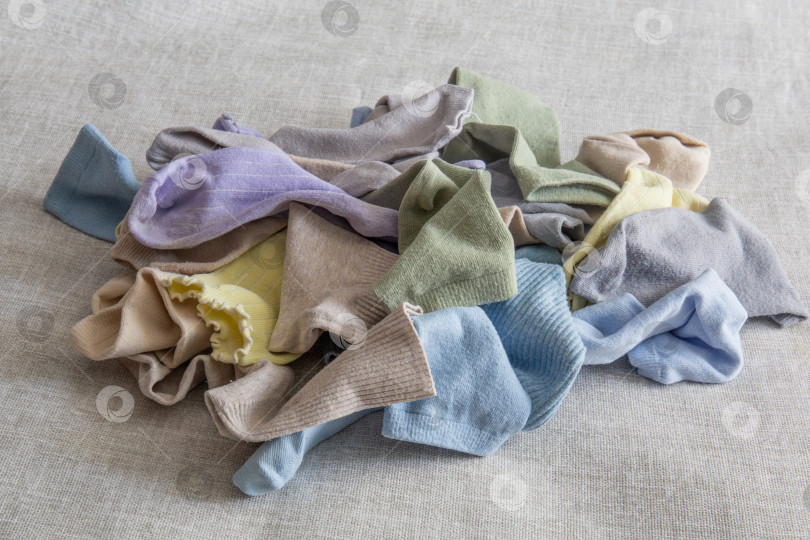 Скачать Различные чистые носки свалены в кучу, нуждающуюся в организации хранения фотосток Ozero
