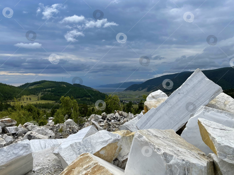 Скачать Вид на озеро Байкал с Бугульдейского мраморного карьера. Россия фотосток Ozero