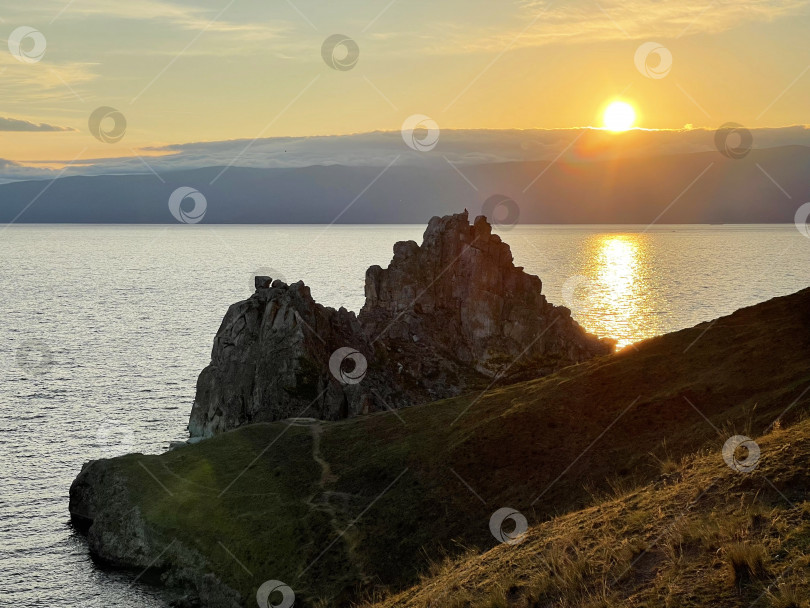 Скачать Скала Шаманка на острове Ольхон на закате, озеро Байкал, Россия фотосток Ozero