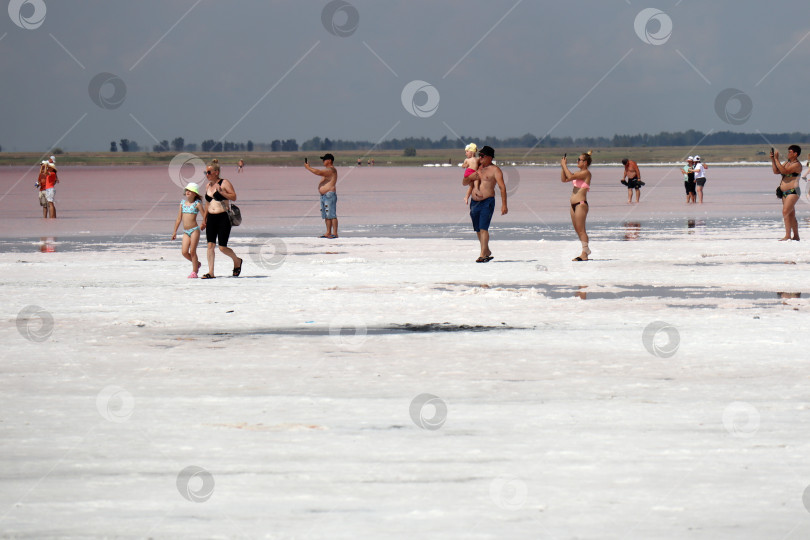 Скачать Туристы на соленом озере Бурсоль в Алтайском крае фотосток Ozero