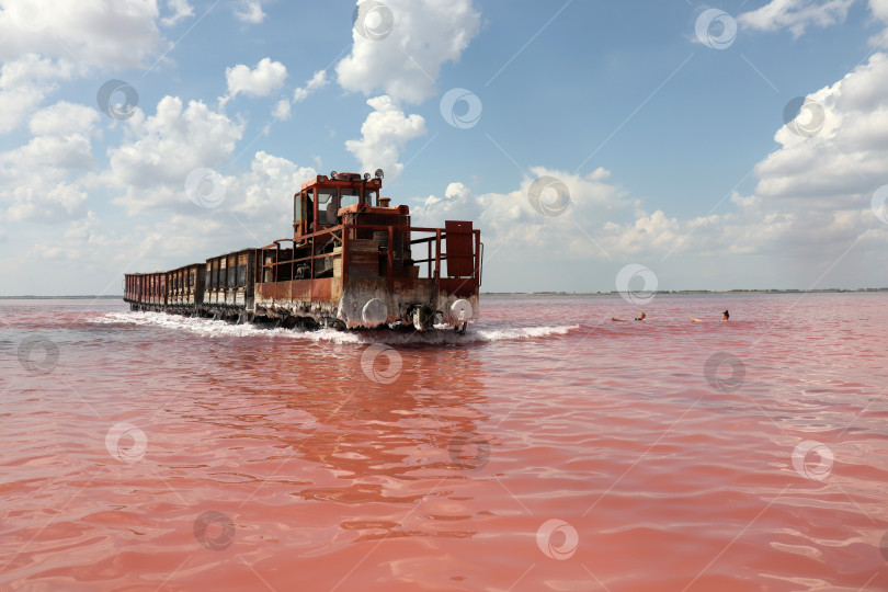 Скачать Состав с солью идет по озеру фотосток Ozero