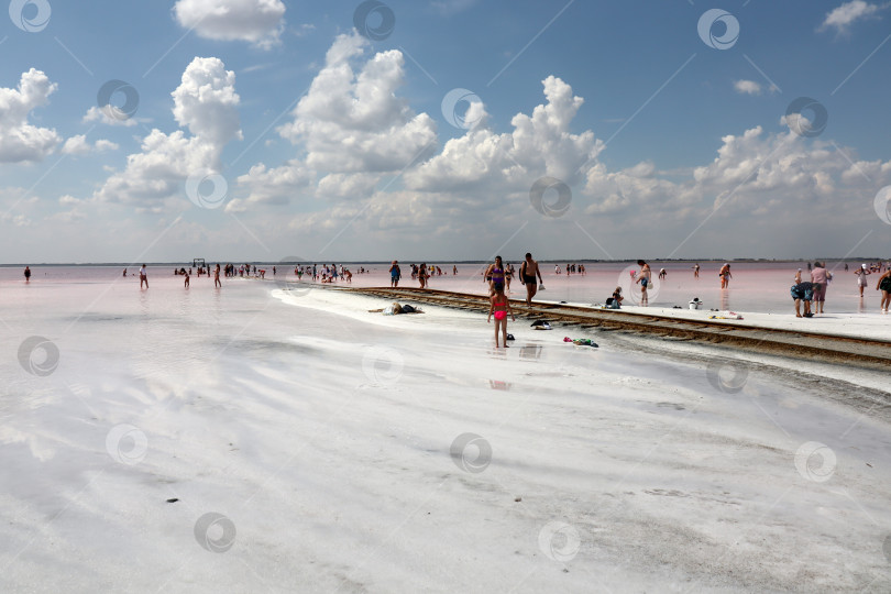 Скачать Рельсы уходят в соленое озеро фотосток Ozero