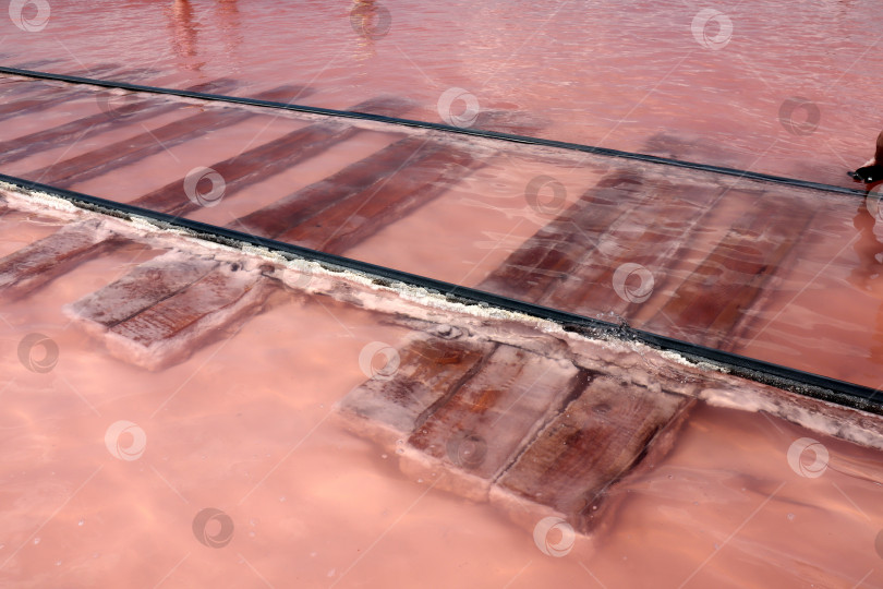 Скачать Рельсы в соленом озере для состава по транспортировке соли фотосток Ozero