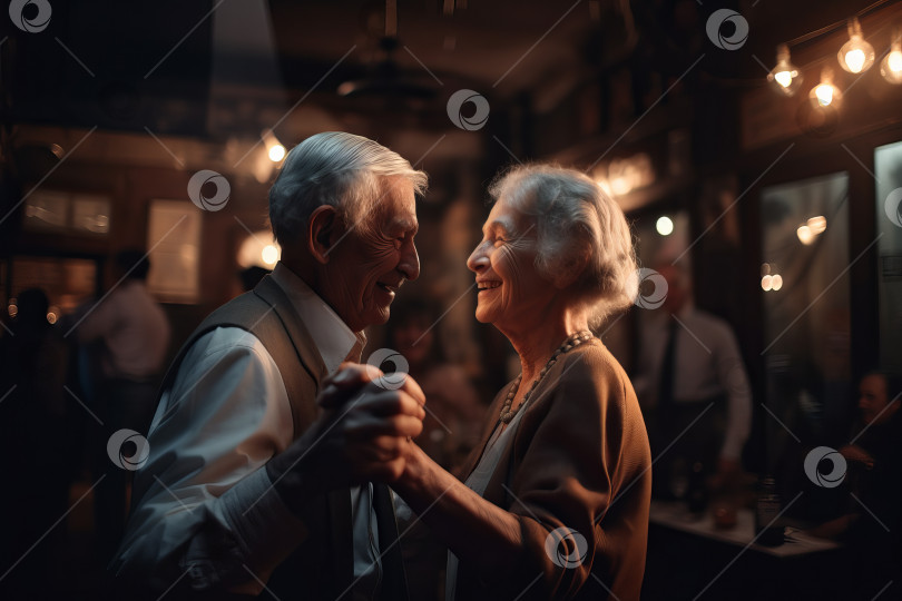 Скачать Пара пожилых людей, танцующих в кафе и нежно смотрящих друг на друга, полностью сгенерирована искусственным интеллектом фотосток Ozero