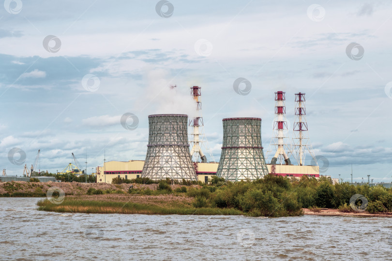 Скачать Дымовые трубы электростанции, промышленного района на юго-западе Санкт-Петербурга фотосток Ozero
