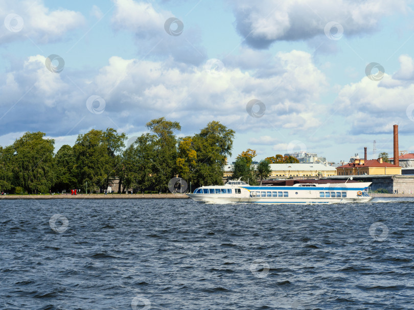 Скачать Санкт-Петербург. Скоростное катерное такси, плывущее по реке Нева фотосток Ozero