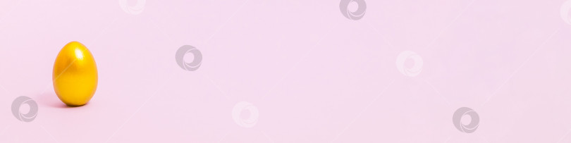 Скачать Пасхальное яйцо, украшенное золотой краской на розовом фоне. Концепция для Пасхи, весна. фотосток Ozero