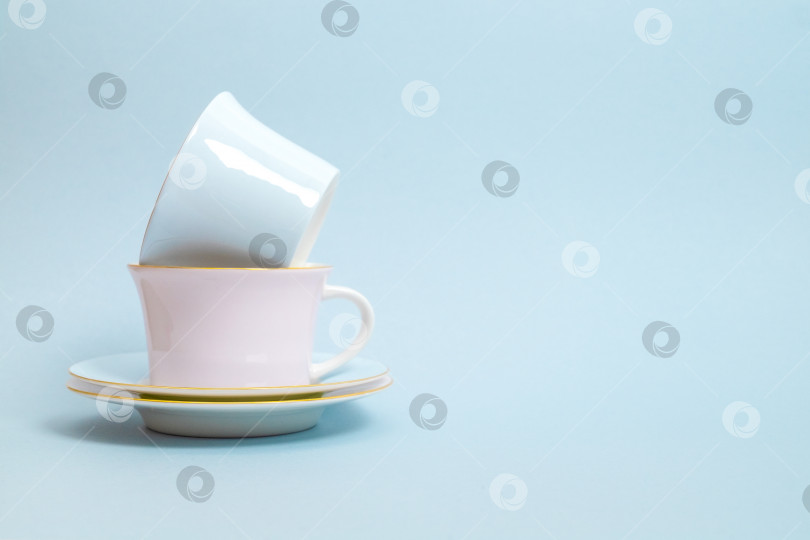 Скачать Две фарфоровые чашки с блюдцами для чая или кофе фотосток Ozero