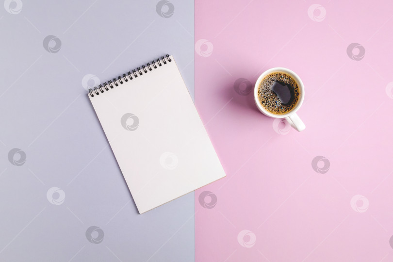 Скачать Макет на серо-розовом фоне из чистого листа бумаги в блокноте и чашки кофе. фотосток Ozero