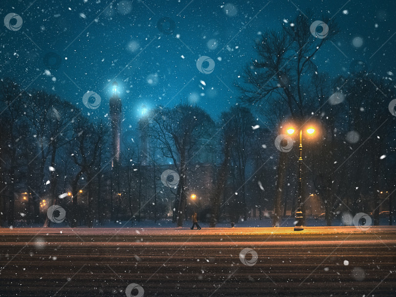 Скачать Снежная буря в ночном городе. Прекрасный ночной вид на мечеть и снегопад в Санкт-Петербурге. фотосток Ozero