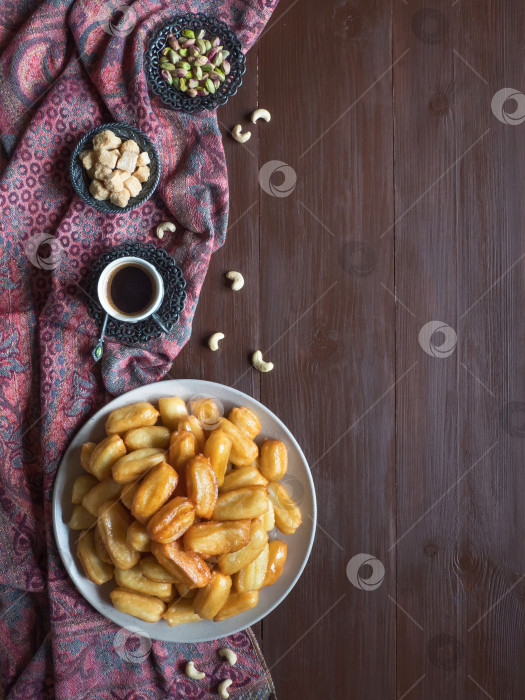 Скачать Празднование арабскими сладостями праздника Курбан-Байрам. Традиционный турецкий десерт Тулумба - Тулумба Татлиси. фотосток Ozero