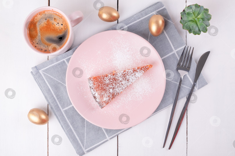 Скачать Кусок пирога на розовой тарелке с ножом и вилкой на сложенной льняной салфетке фотосток Ozero