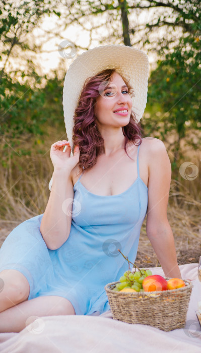 Скачать Молодая женщина в соломенной шляпе на открытом воздухе на пикнике улыбается.Веселая компания девушек, девичник. Портрет девушки. фотосток Ozero