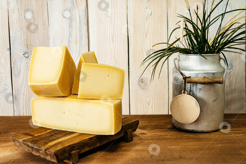 Скачать Большие куски нарезанного сыра на деревянном столе крупным планом фотосток Ozero