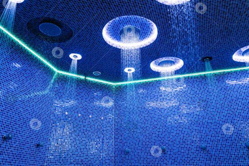 Скачать Потолок в голубой душевой комнате с динамическим светодиодным освещением фотосток Ozero