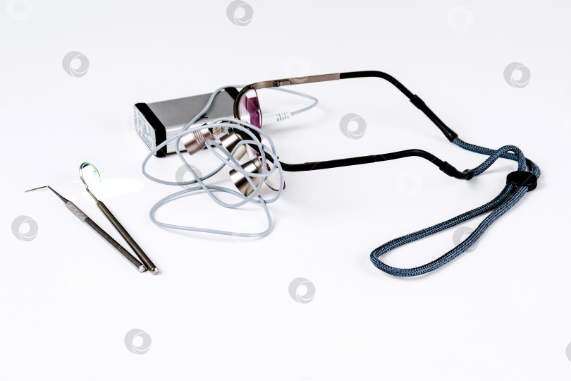 Скачать Стоматологические инструменты и очки на белом столе фотосток Ozero