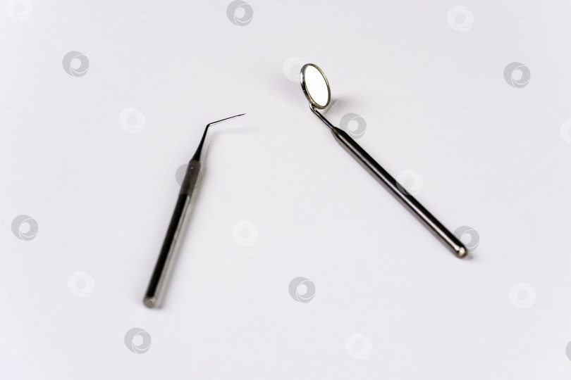 Скачать Стоматологические инструменты на белом столе фотосток Ozero
