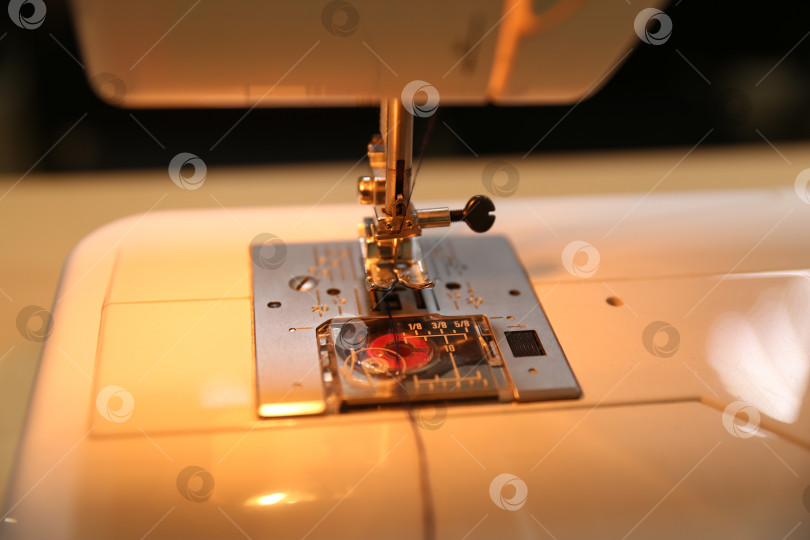 Скачать Швейная машина в работе фотосток Ozero