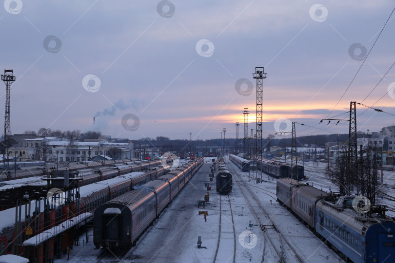 Скачать Вид на железнодорожные пути и вагоны на закате фотосток Ozero