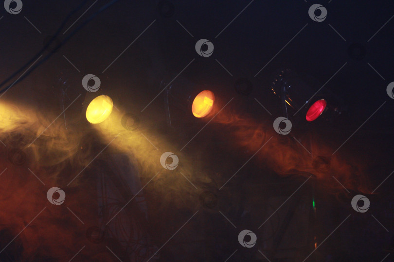 Скачать цветные прожекторы просвечивают сквозь дым фотосток Ozero