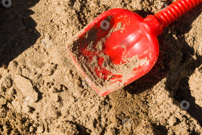 Скачать красный совок в песочнице фотосток Ozero