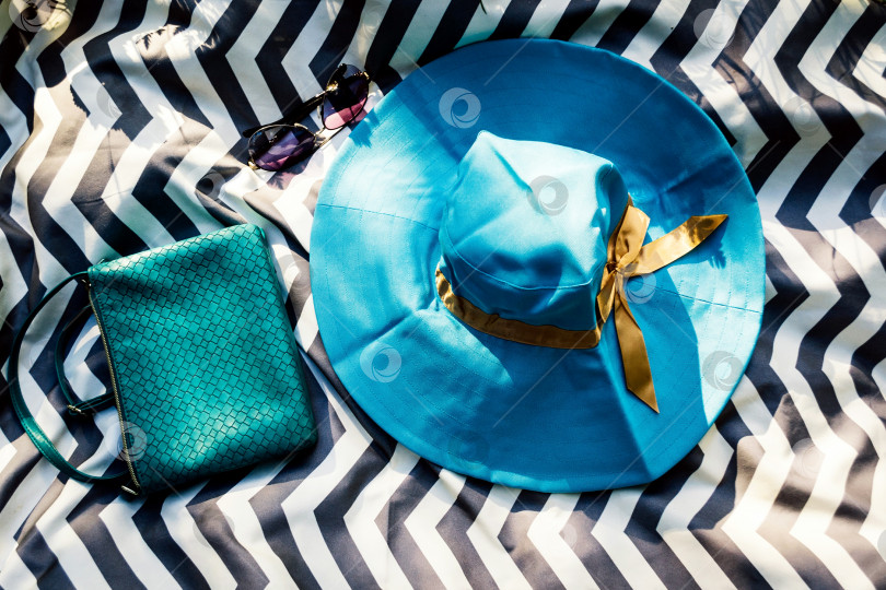 Скачать Синяя шляпа и солнцезащитные очки на покрывале фотосток Ozero