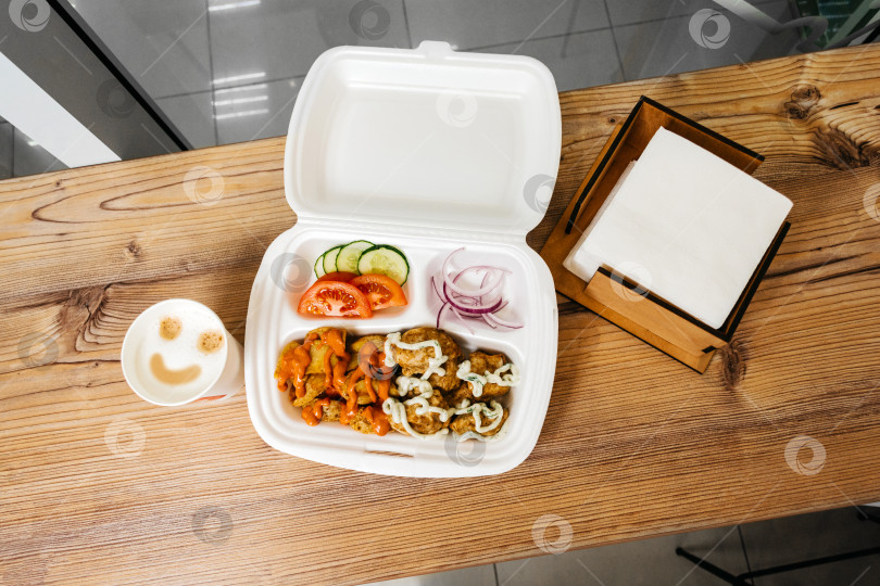 Скачать Фаст-фуд из мяса, картофеля фри и овощей в пластиковом контейнере фотосток Ozero