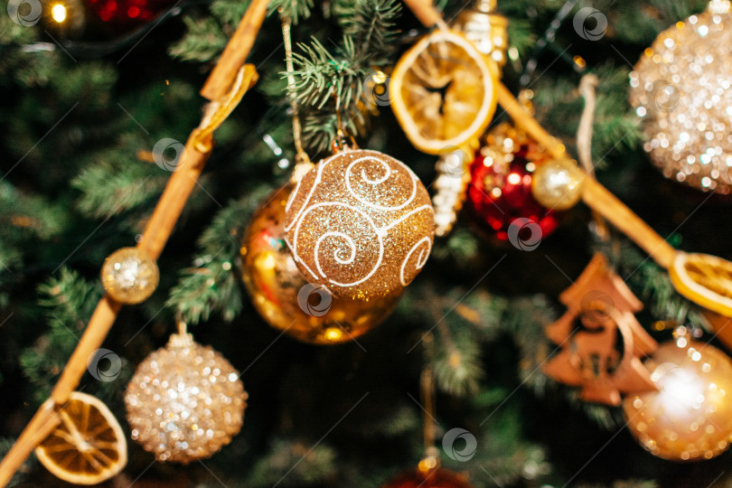 Скачать Рождественские игрушки на рождественской елке крупным планом фотосток Ozero