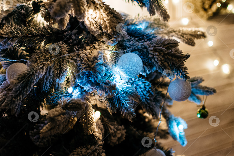 Скачать Рождественская елка с гирляндами и игрушками крупным планом фотосток Ozero