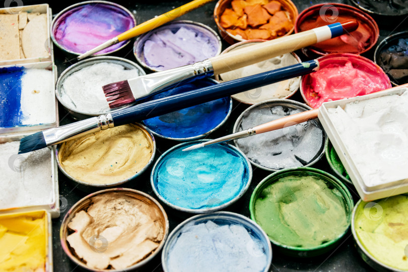Скачать Разноцветные акварельные краски и кисти для рисования фотосток Ozero