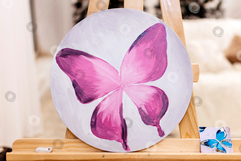 Скачать Картина с изображением фиолетовой бабочки акварельными красками на круглом фоне фотосток Ozero