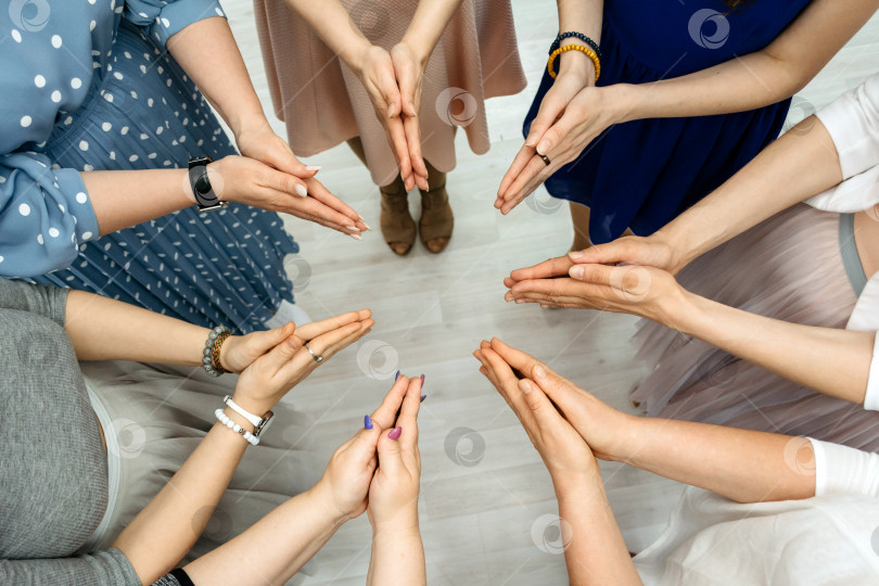 Скачать Круг женских рук крупным планом в помещении фотосток Ozero
