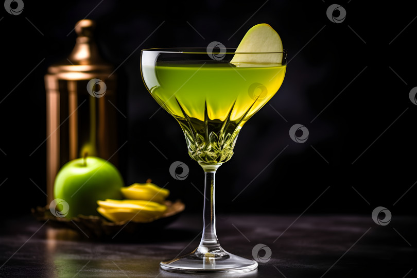 Скачать Крупный план яблочного коктейля мартини с гарниром из кусочков яблока на темном фоне. Коктейль "Апплетини" с кусочками яблок, водкой, ананасовым соком, ликером в классическом бокале для коктейля мартини. Порождающий искусственный интеллект фотосток Ozero