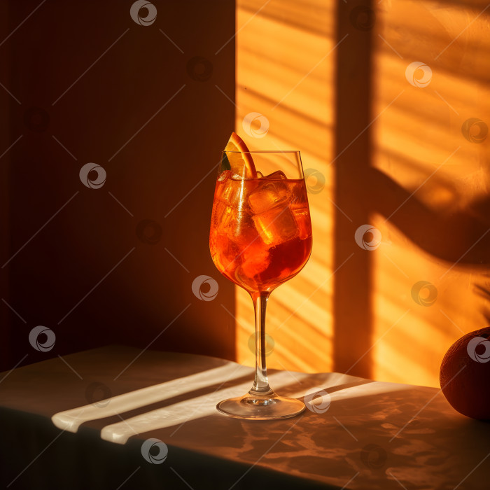 Скачать Коктейль Aperol spritz в большом бокале для вина со льдом и кровавыми апельсинами на столе в hard lightning with shadows, летний итальянский освежающий холодный алкогольный напиток. Апельсиновый коктейль. Порождающий искусственный интеллект фотосток Ozero