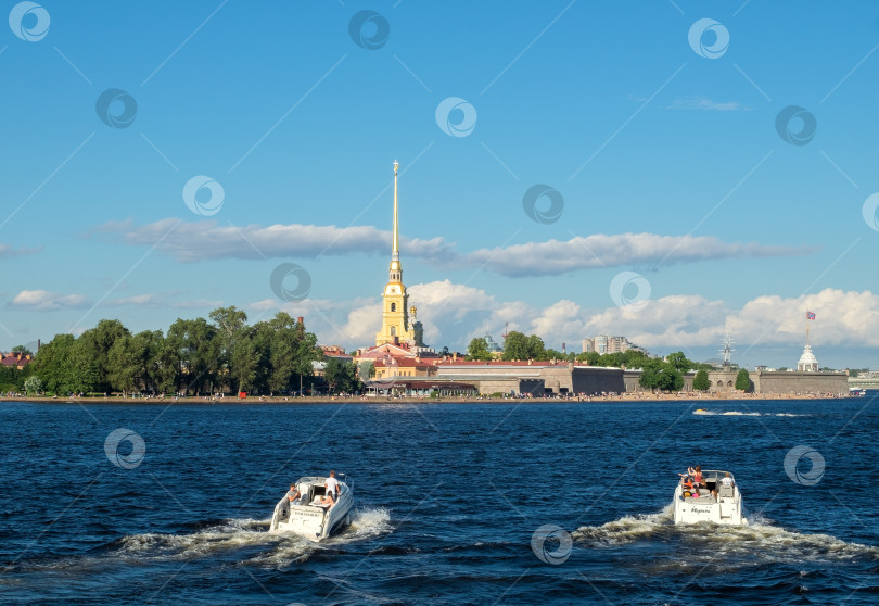 Скачать Вид на Петропавловскую крепость через Неву с прогулочными катерами. фотосток Ozero