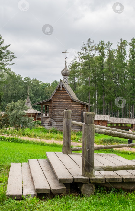 Скачать Старинные деревянные постройки церковного двора. Архитектура севера древней Руси. Историческая реконструкция, местный туризм. фотосток Ozero