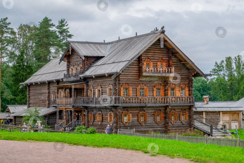 Скачать Вид на деревянный крестьянский дом. фотосток Ozero