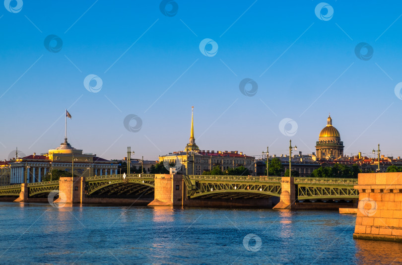 Скачать Вид на Дворцовый мост, Адмиралтейство и Исаакиевский собор. фотосток Ozero