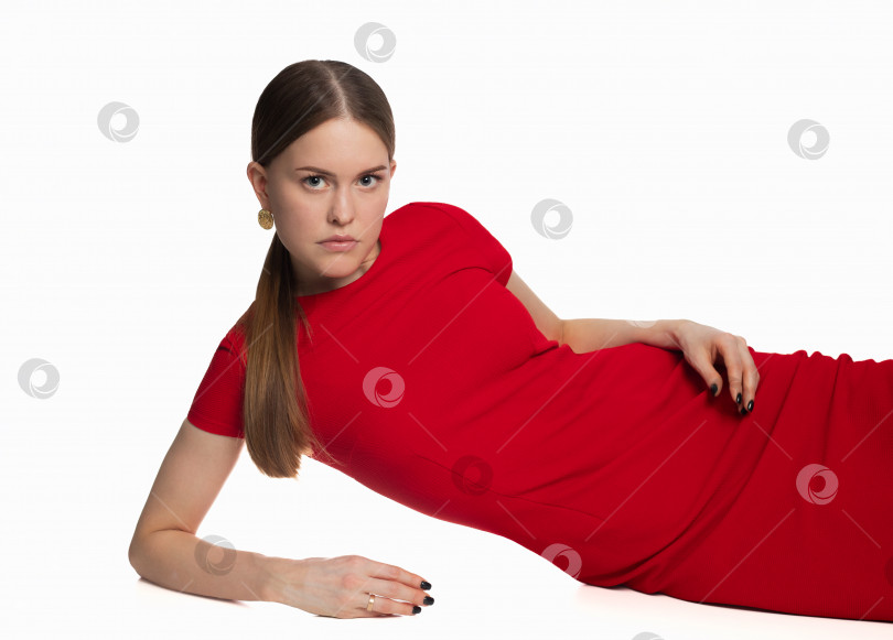 Скачать Молодая красивая женщина в красном платье. Красивое лицо. фотосток Ozero