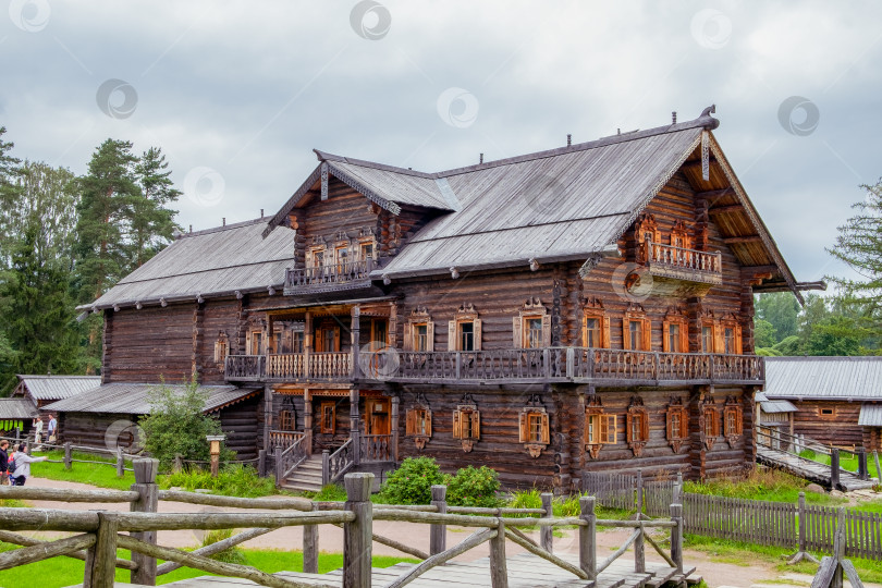 Скачать Вид на деревянный исторический крестьянский дом. фотосток Ozero