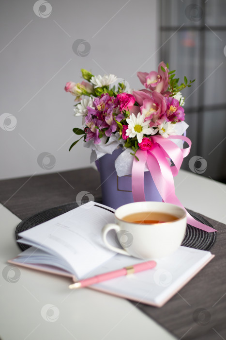 Скачать Блокнот с кружкой чая и цветами. Планирование дня. Букет из альстромерий, орхидей, роз и белых хризантем. фотосток Ozero
