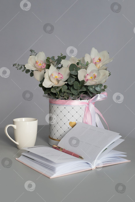 Скачать Цветы, чай и розовый ежедневник. Букет цветов из эвкалипта и белых орхидей с блокнотом. Утренний блогер. Планирование дня фотосток Ozero