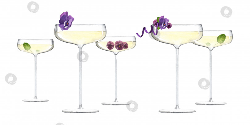 Скачать Пять бокалов на высокой ножке для шампанского, украшенных фиолетовыми цветами. Весенние коктейли. Гламурные напитки. Акварельная иллюстрация на изолированном белом фоне. фотосток Ozero
