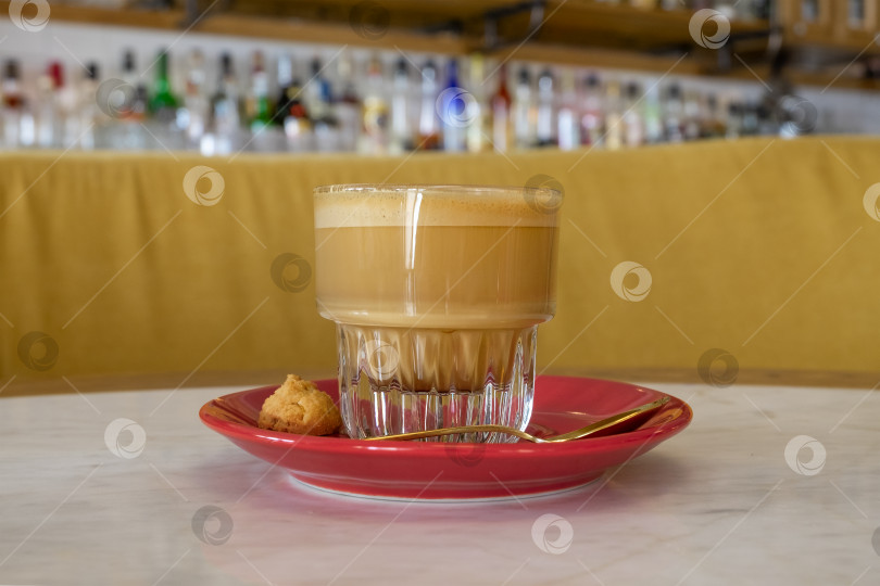 Скачать Стеклянная чашка с плоским белым кофе фотосток Ozero