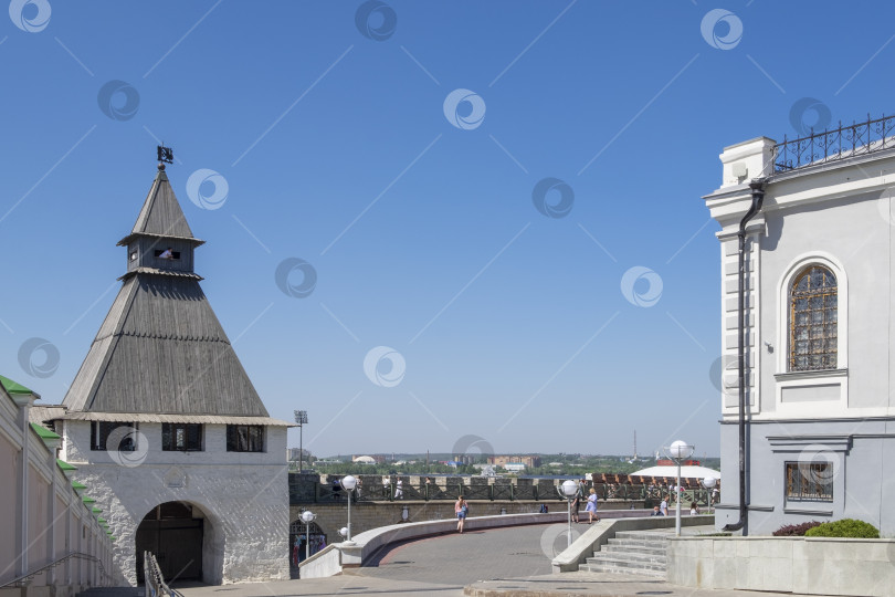 Скачать Вид на древнюю историческую башню и стену Казанского Кремля фотосток Ozero